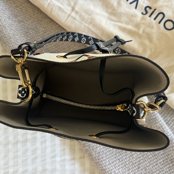 Louis Vuitton Neonoe Jungle Giant Reverse Tote - Picture 4 of 10